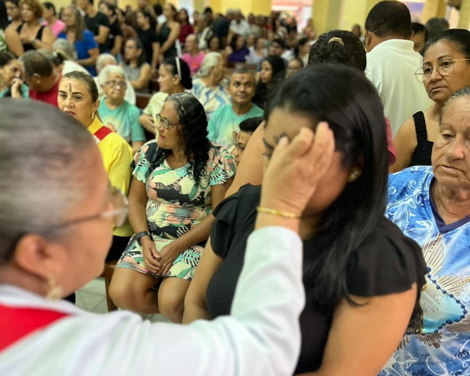 Imposição das cinzas em Santa Missa da quarta-feira de cinzas